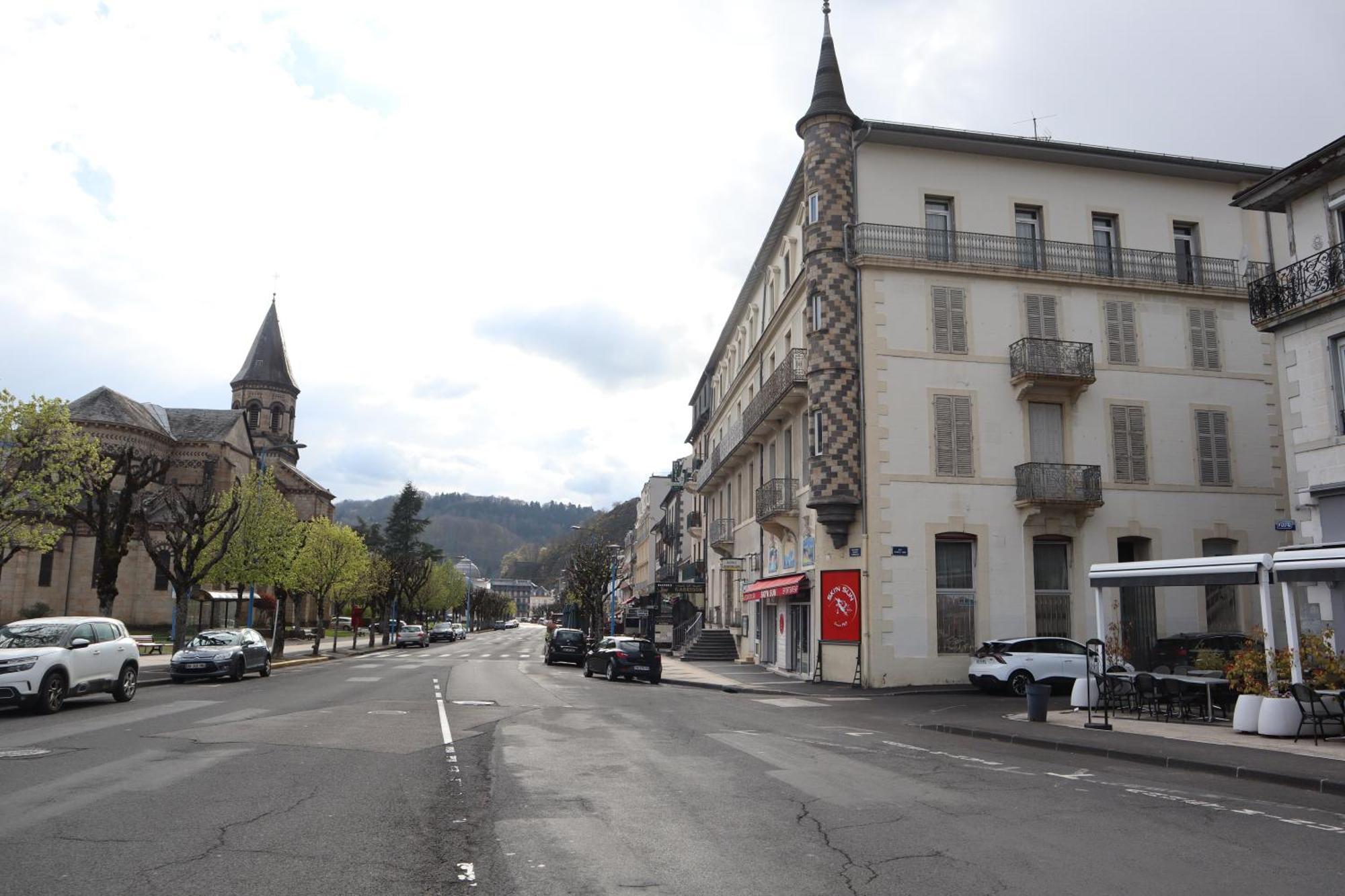 201, Les Ambassadeurs Apartment